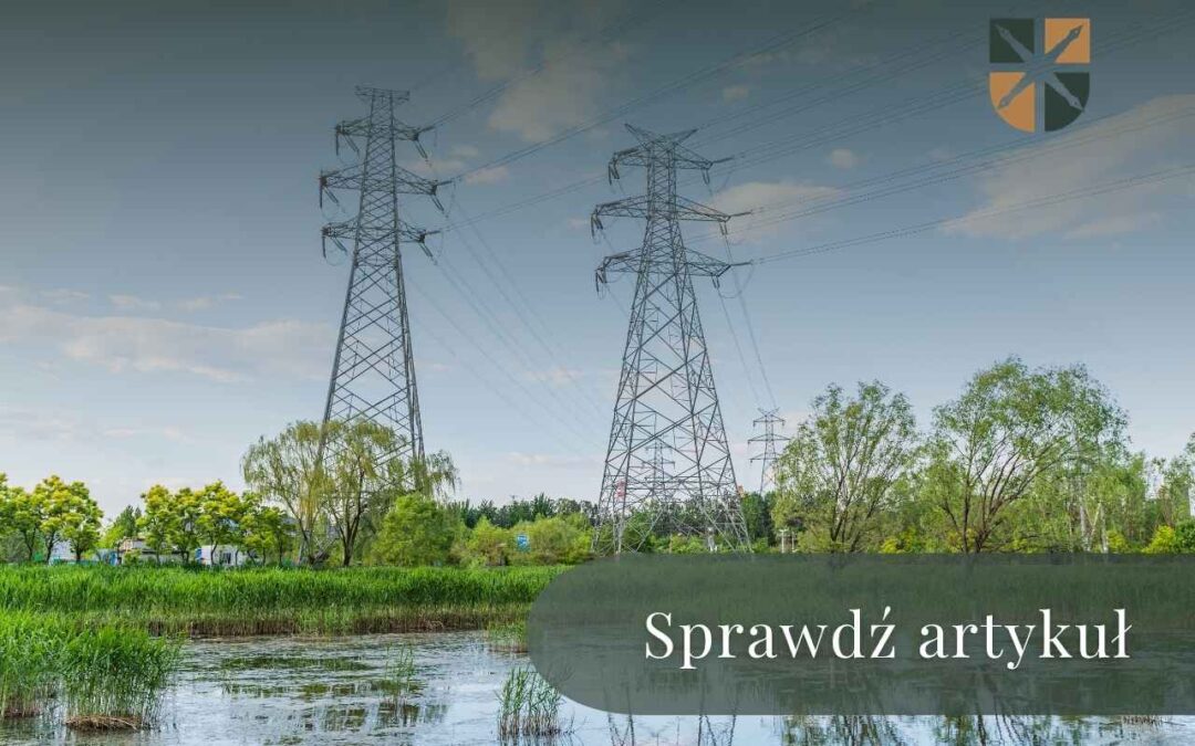 Wysokie słupy/kratownice linii wysokiego napięcia nad zbiornikiem wodnym i zielonym terenem, z widocznym napisem „Sprawdź artykuł”.