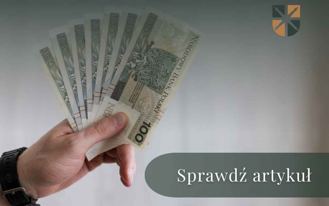 Ręka trzymająca polskie banknoty stuzłotowe reprezentujące opłaty sądowe i koszty opinii biegłego.