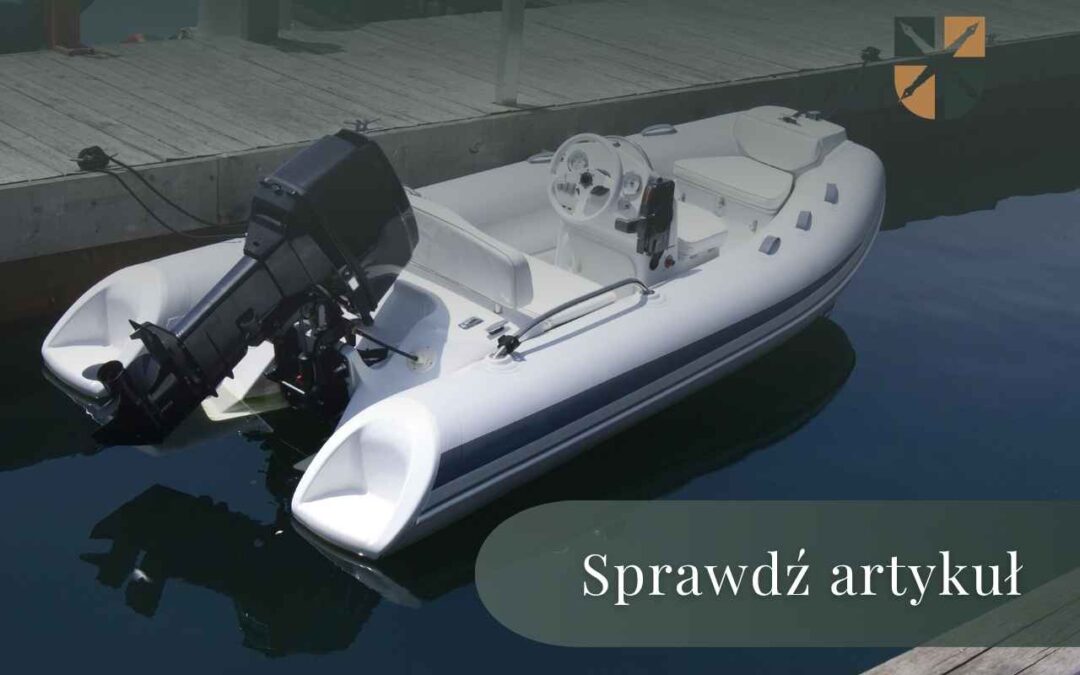 Biała łódź motorowa z silnikiem zaburtowym przycumowana przy drewnianym pomoście w przystani.