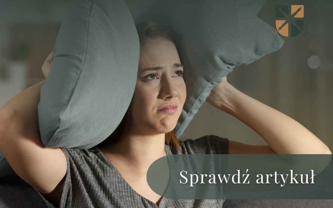 Kobieta zasłania uszy poduszkami chroniąc się przed uciążliwym hałasem w mieszkaniu.