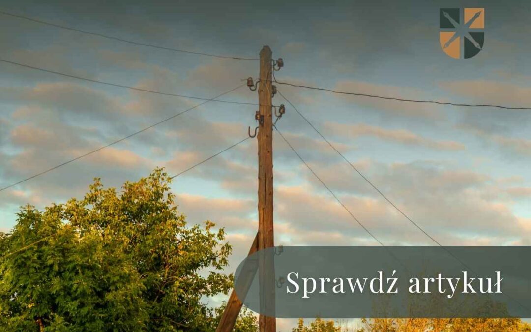 Drewniany słup energetyczny stojący od lat przy działce ze strefą przesyłową.