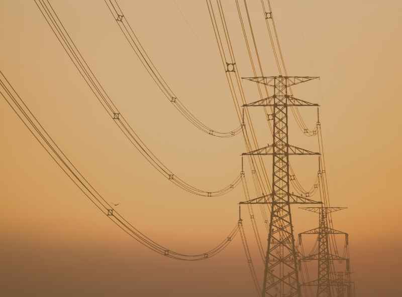 Rząd słupów energetycznych.