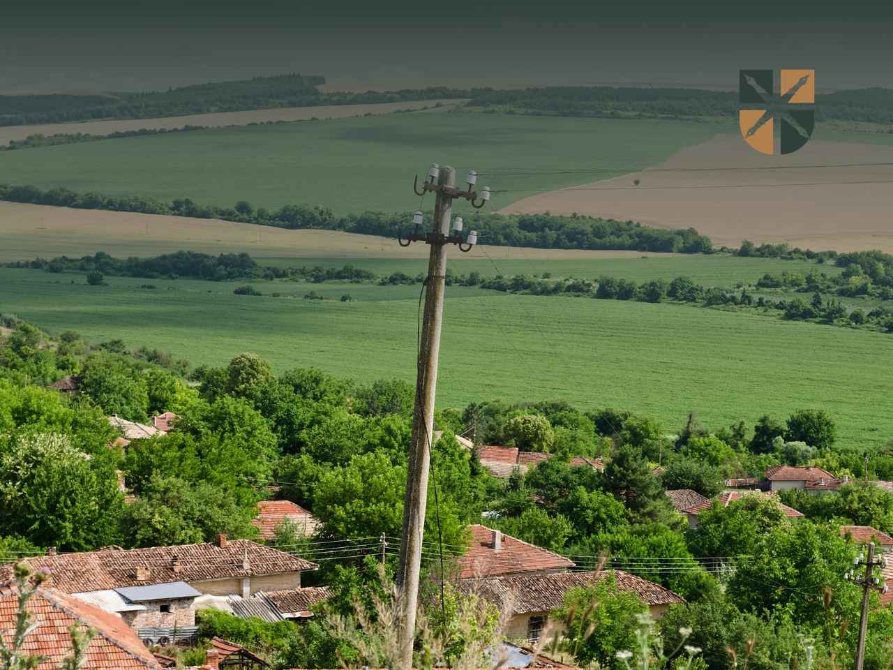 stare-slupy-na-dzialce Słup energetyczny stojący na wiejskiej działce mieszkalnej w sąsiedztwie pól uprawnych.
