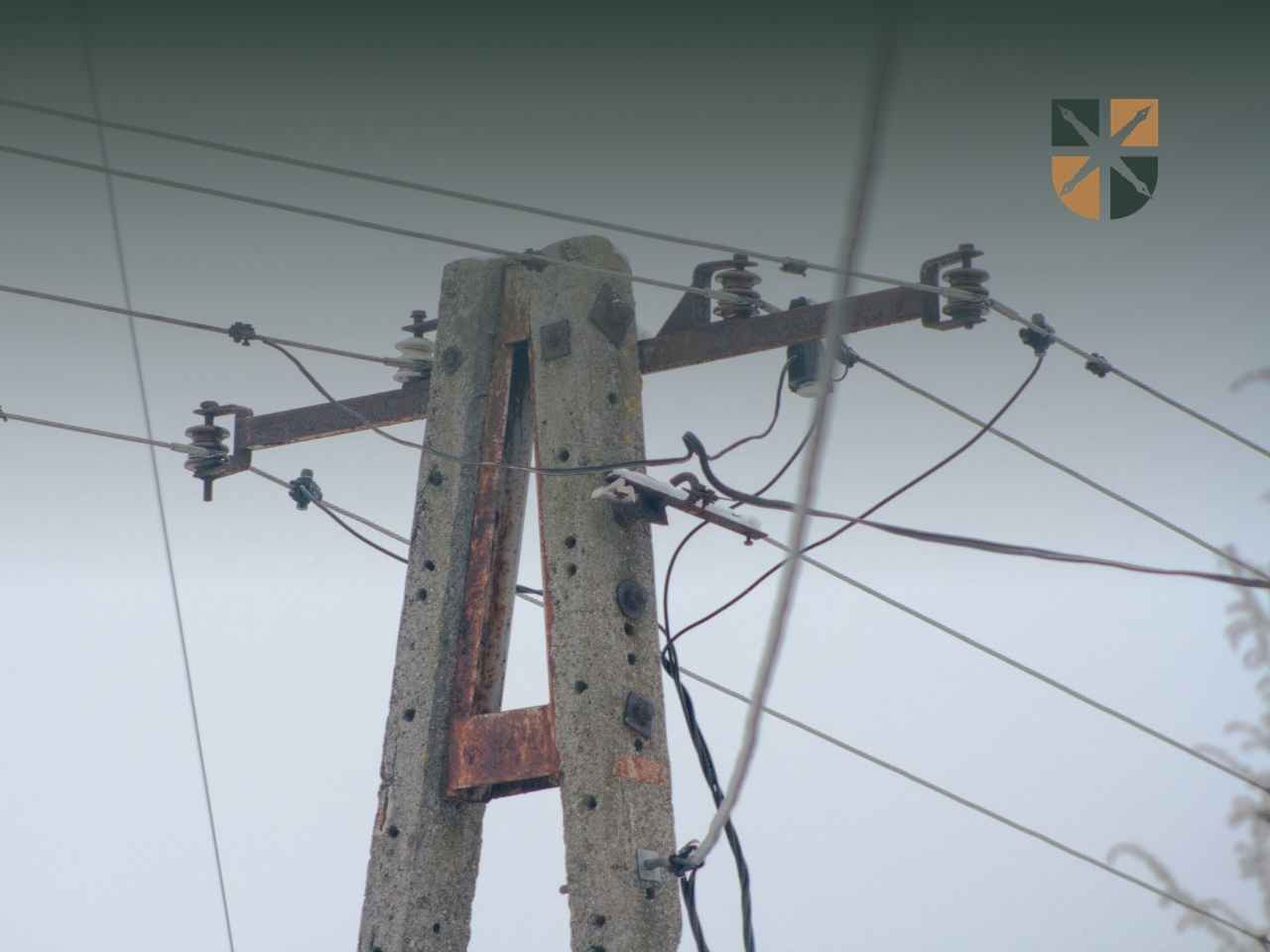 stary-slup-energetyczny Stary betonowy słup energetyczny z liniami napowietrznymi wymagający uregulowania stanu prawnego nieruchomości.