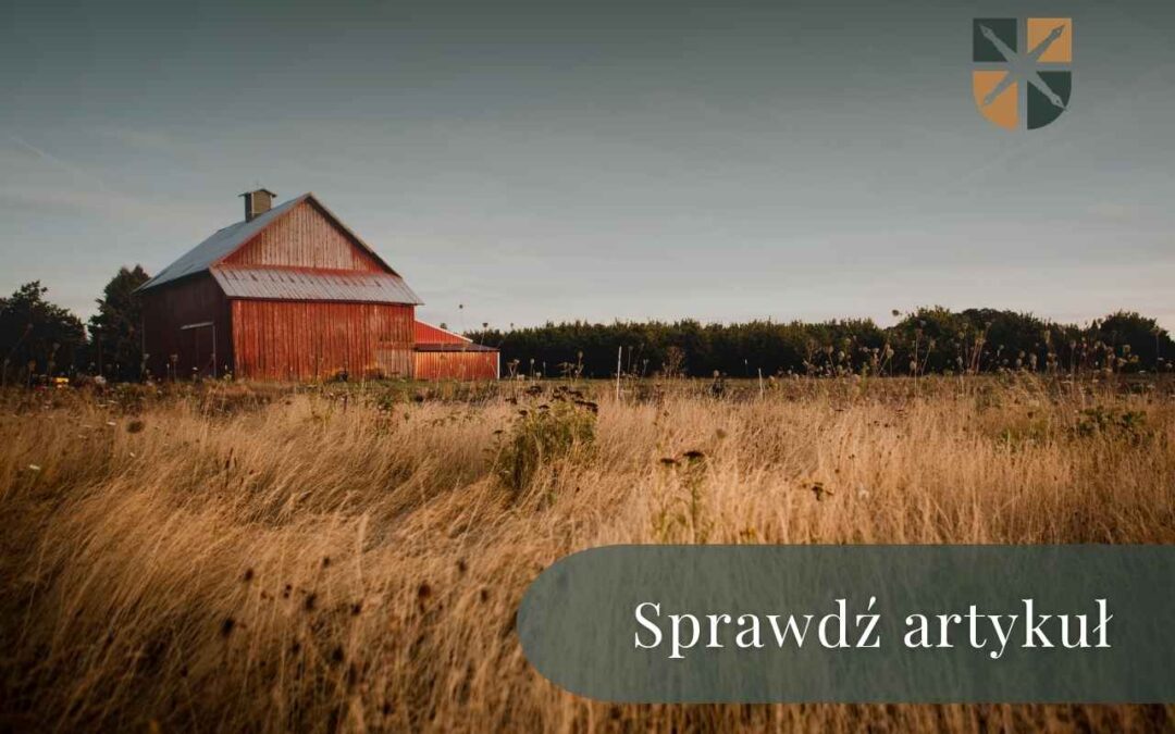 Drewniana stodoła na polu stanowiąca mienie rolnicze podlegające odszkodowaniu za szkody losowe.