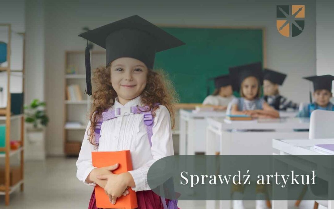 Uśmiechnięta uczennica w czapce dyplomowej trzymająca książkę w sali lekcyjnej.