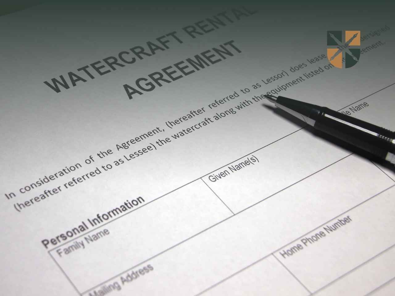 Długopis leżący na umowie wynajmu motorówki i sprzętu wodnego Watercraft Rental Agreement.