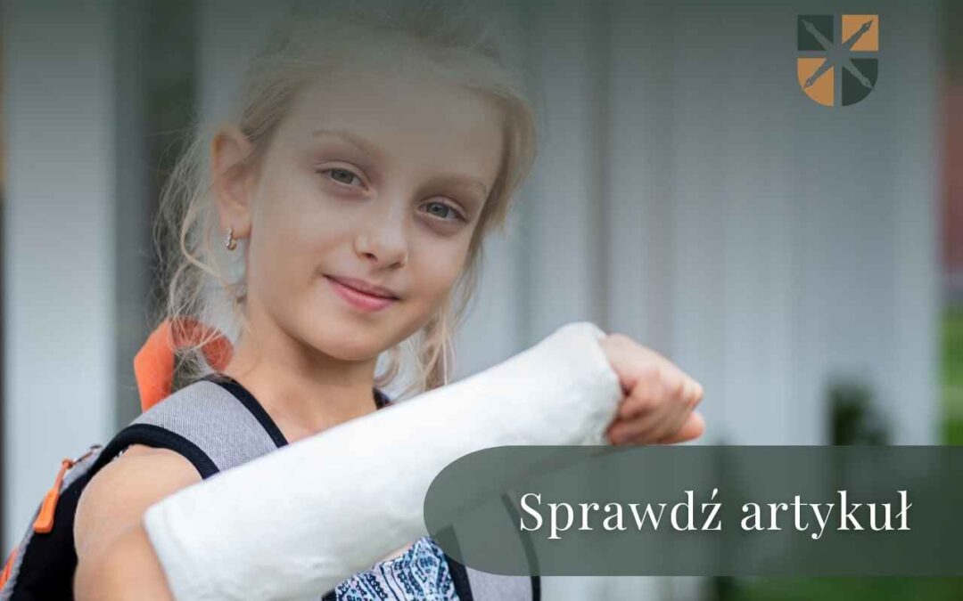 Dziewczynka ze złamaną ręką w gipsie po powrocie z obozu – baner do artykułu.