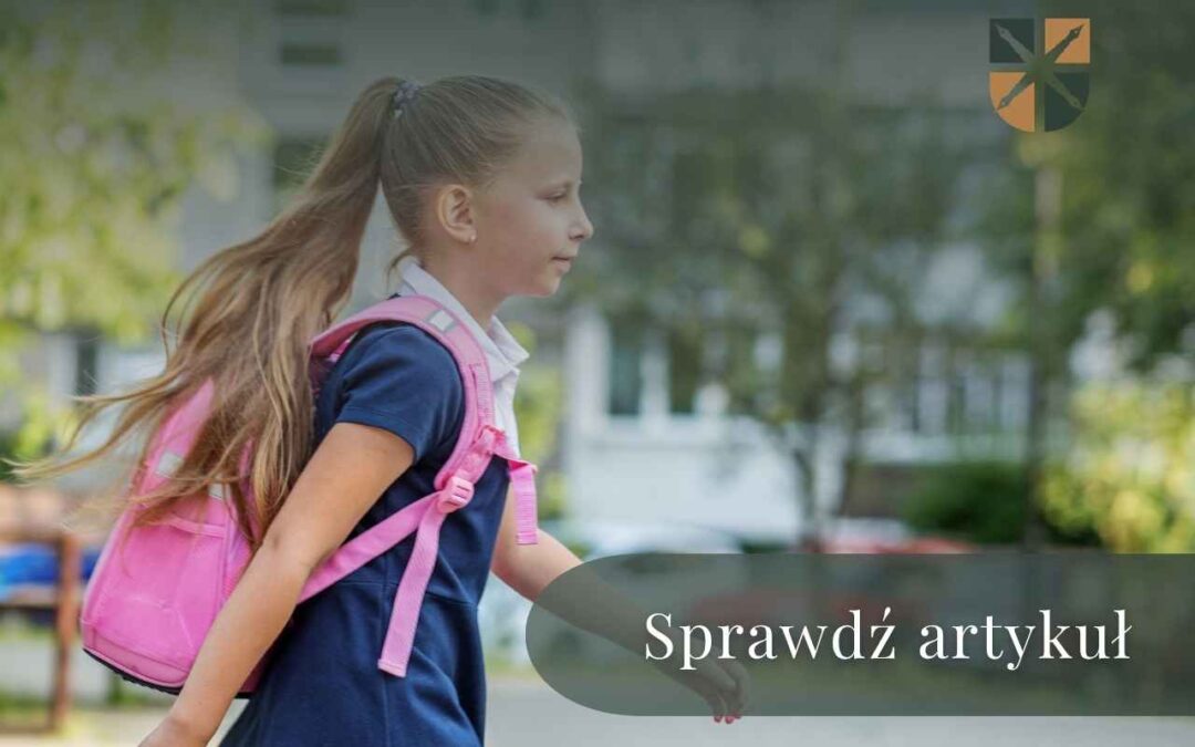 Uczennica z różowym plecakiem idzie do szkoły.