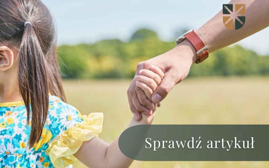 Dziecko trzymające rodzica za rękę na spacerze – reprezentacja opieki naprzemiennej i relacji z dzieckiem.