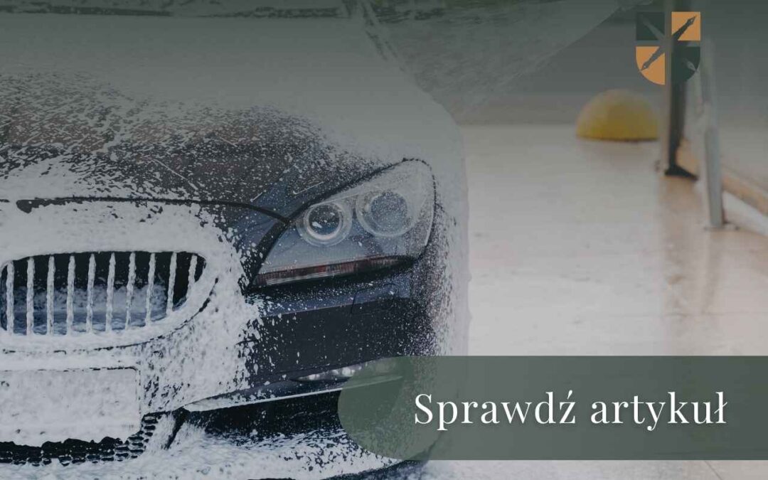 Przednia część czarnego samochodu pokryta gęstą pianą aktywną na myjni samoobsługowej.