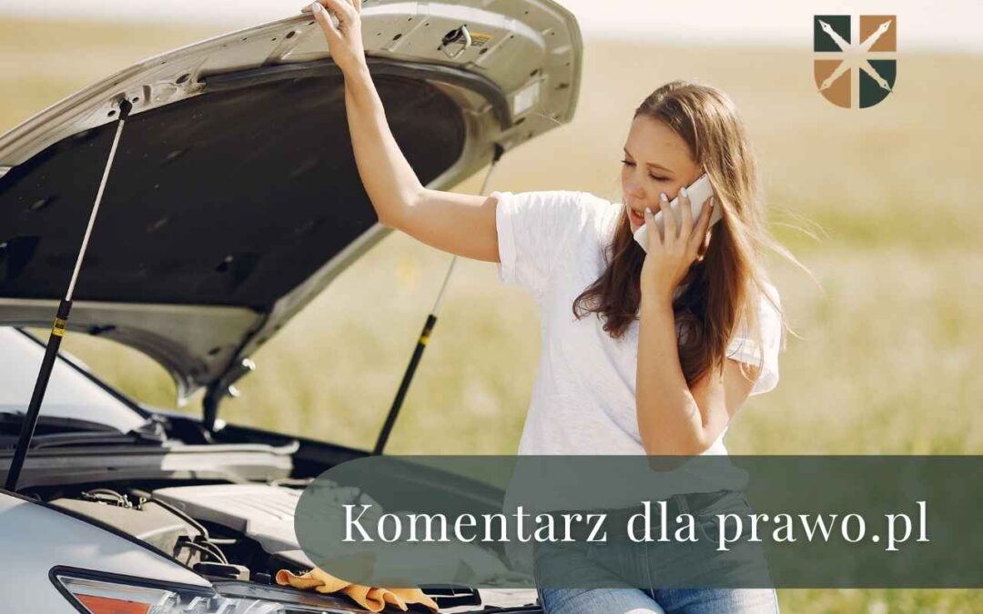 Kobieta dzwoni na infolinię przy otwartej masce zepsutego samochodu.