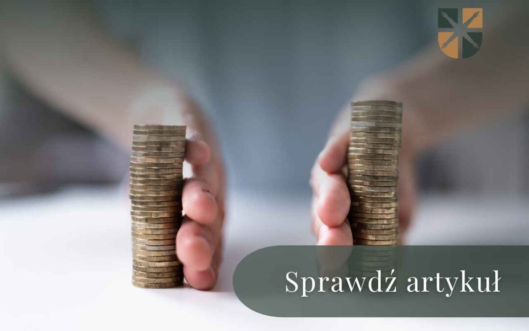 Dwie dłonie rozdzielające stosy monet na pół – symbol sprawiedliwego podziału finansów.