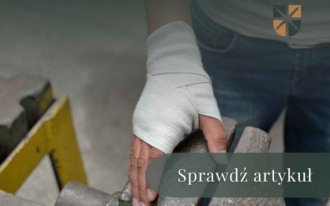 Pracownik z zabandażowaną dłonią opiera się o imadło – odszkodowanie za wypadek przy pracy bez umowy.