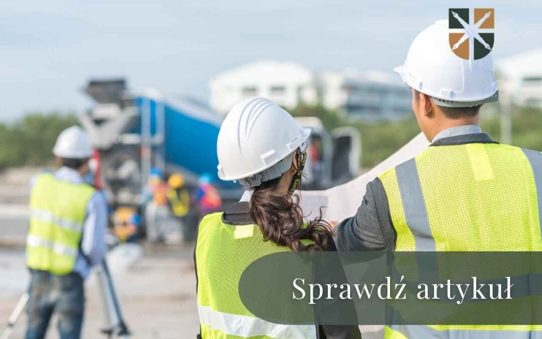 Inżynierowie w kaskach i kamizelkach odblaskowych analizują projekt budowlany na placu budowy.