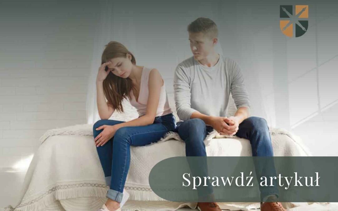 Zasmucona para siedzi na łóżku odwrócona od siebie – problematyka rozstania po związku nieformalnym.