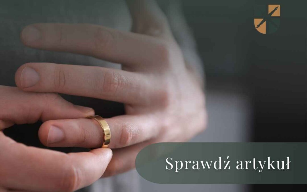 Kobieta zdejmująca obrączkę z palca – baner odsyłający do artykułu o kosztach rozwodu.