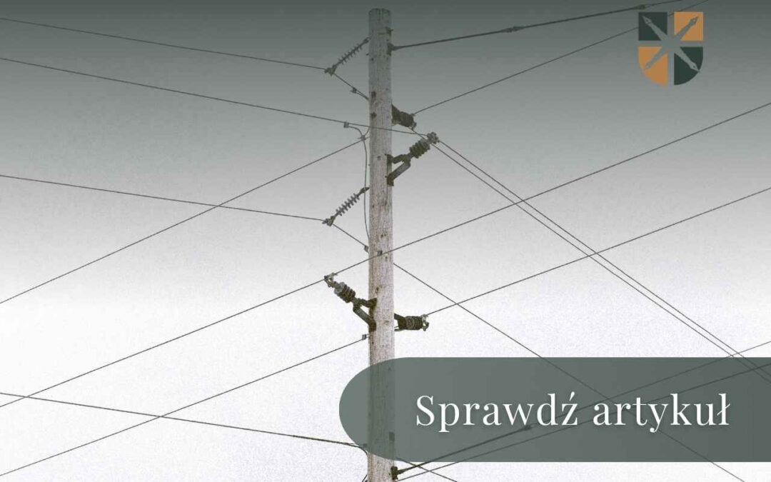 Słup z licznymi przewodami stanowiący element linii przesyłowej na nieruchomości.