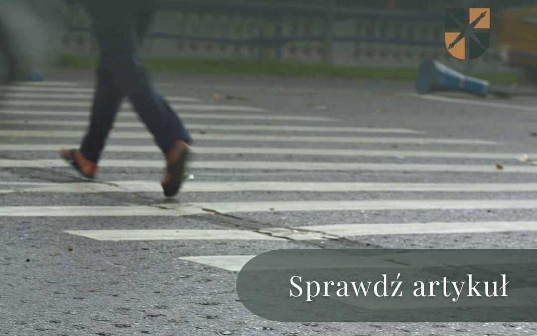 Pieszy przechodzący przez pasy ruchu na jezdni.