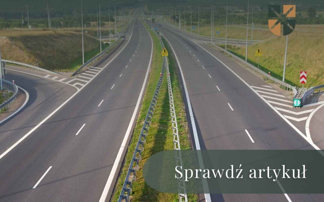 Pusta, wielopasmowa droga ekspresowa – ilustracja do artykułu o bezpieczeństwie w wakacje.