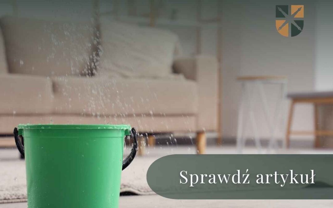 Zielony plastikowy kubeł stojący na podłodze w jasnym salonie; w dolnym rogu widnieje zaokrąglony banner z napisem „Sprawdź artykuł”.