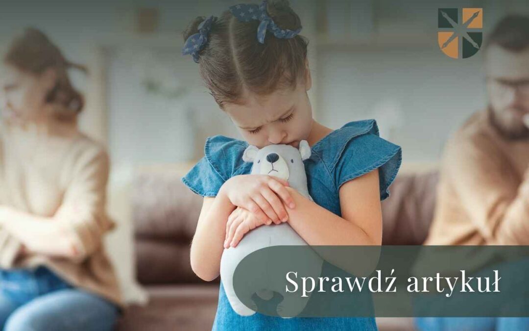 Mała dziewczynka przytulająca pluszowego miśka, stojąca przed skłóconymi rodzicami; na dole napis „Sprawdź artykuł”.