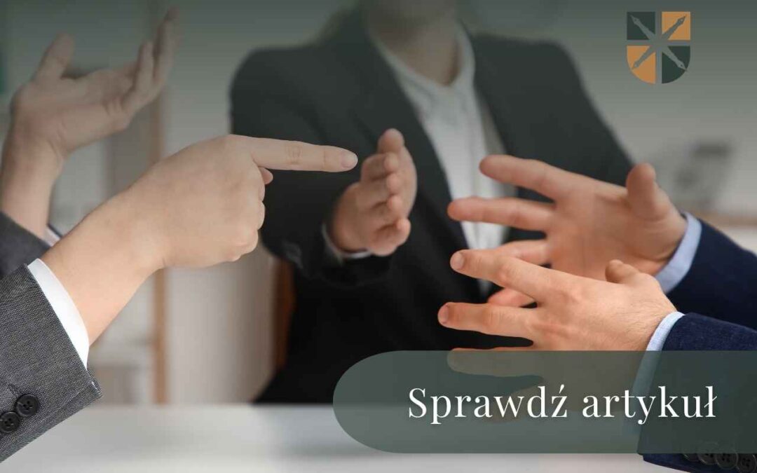 Mediator rozdziela dłońmi gestykulujące strony konfliktu ze znakiem zachęcającym do sprawdzenia artykułu.
