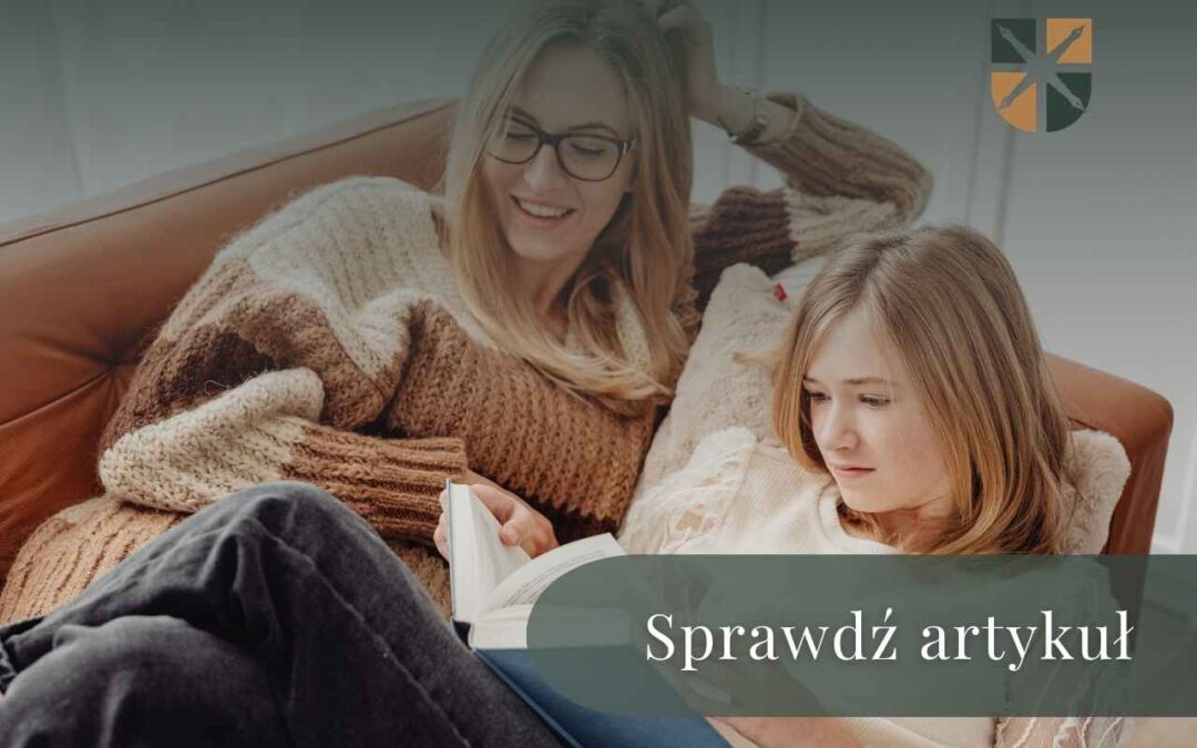 Mama czytająca książkę z dorastającą córką na kanapie – miniatura artykułu o wyroku rozwodowym.