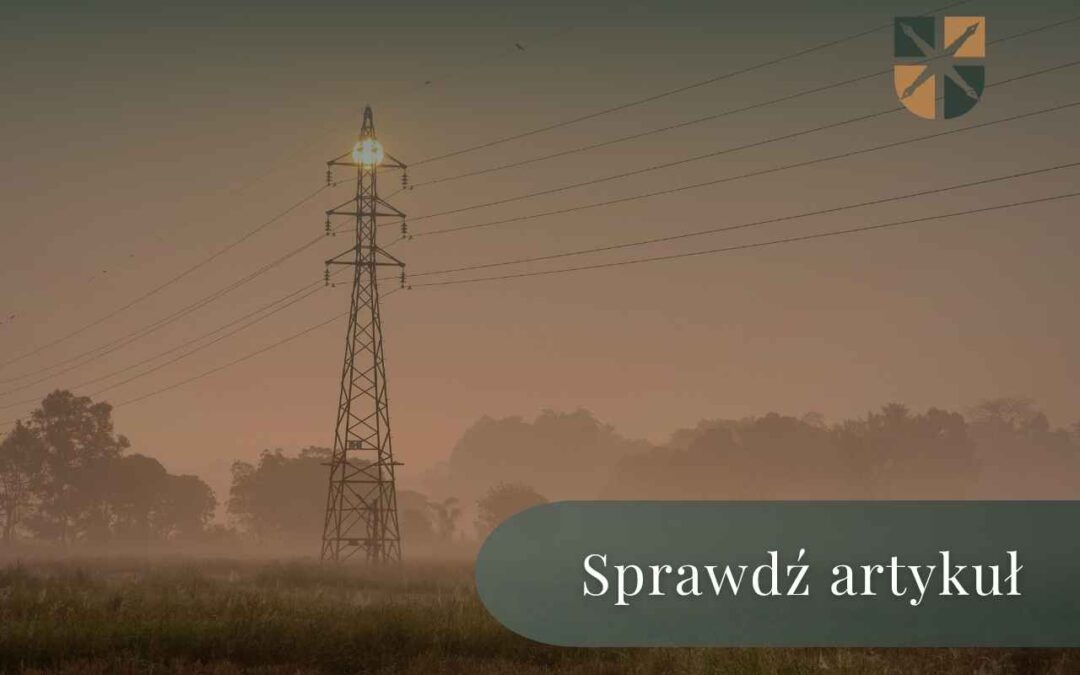 Słup energetyczny we mgle na działce – roszczenia i służebność przesyłu.