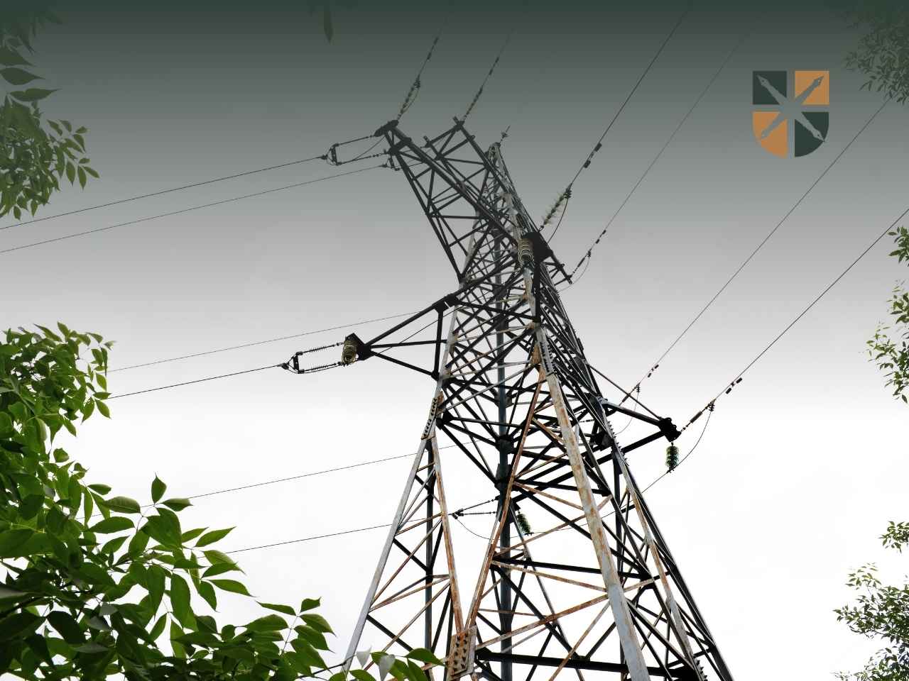 wysoki-slup-granica-dzialki Stalowa konstrukcja słupa energetycznego przebiegająca nad granicą nieruchomości.